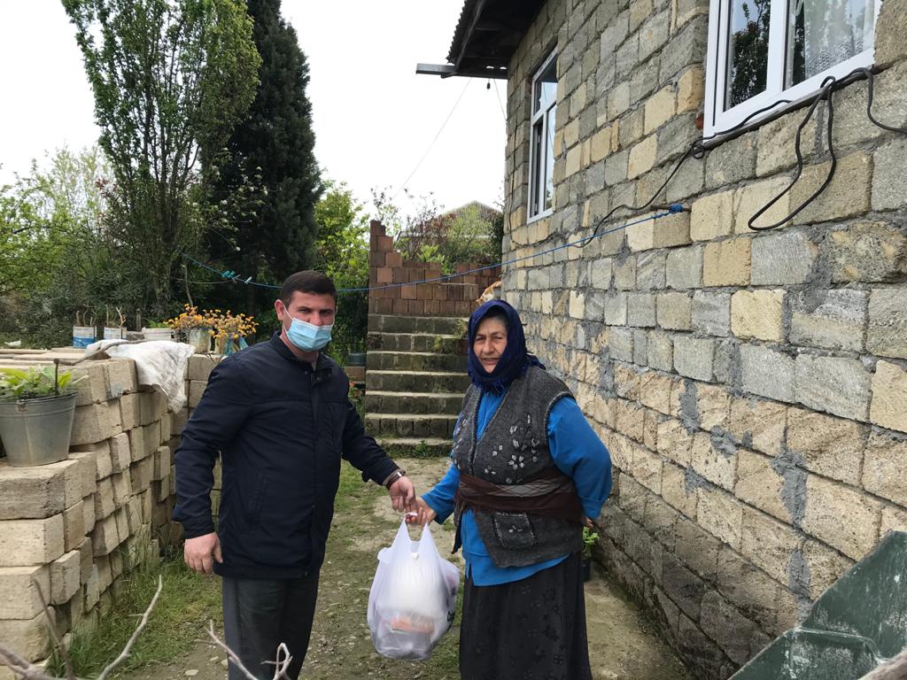 Lənkəranda aztəminatlı ailələrə ərzaq yardımı davam edir 