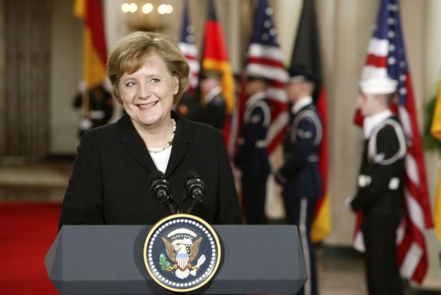 Fizikanı sevən, itlərdən qorxan keşiş qızı - Angela Merkelin həyatı FOTOLARDA