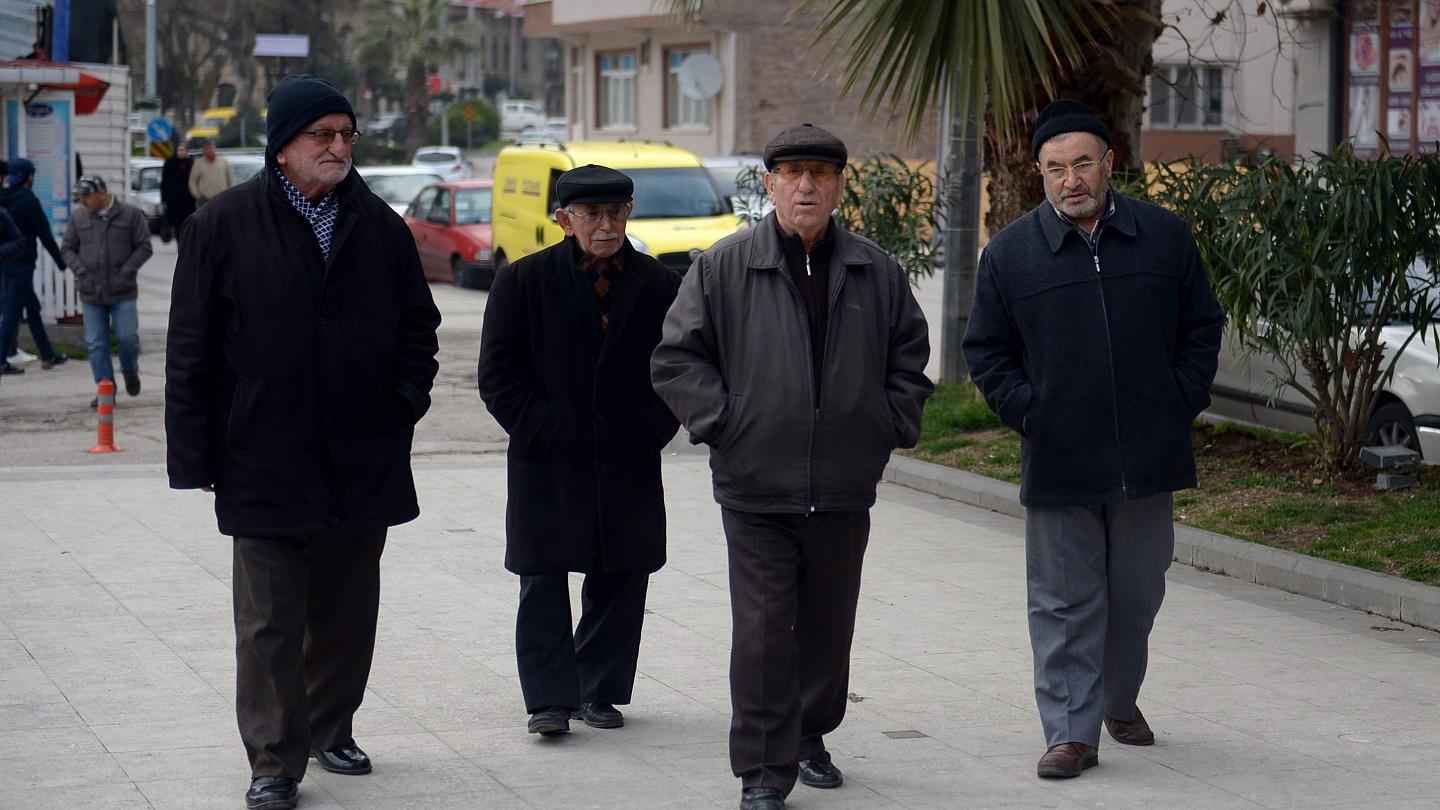 Bu ölkədə yaşlılara 3 saatlıq küçəyə çıxma icazəsi verilə bilər