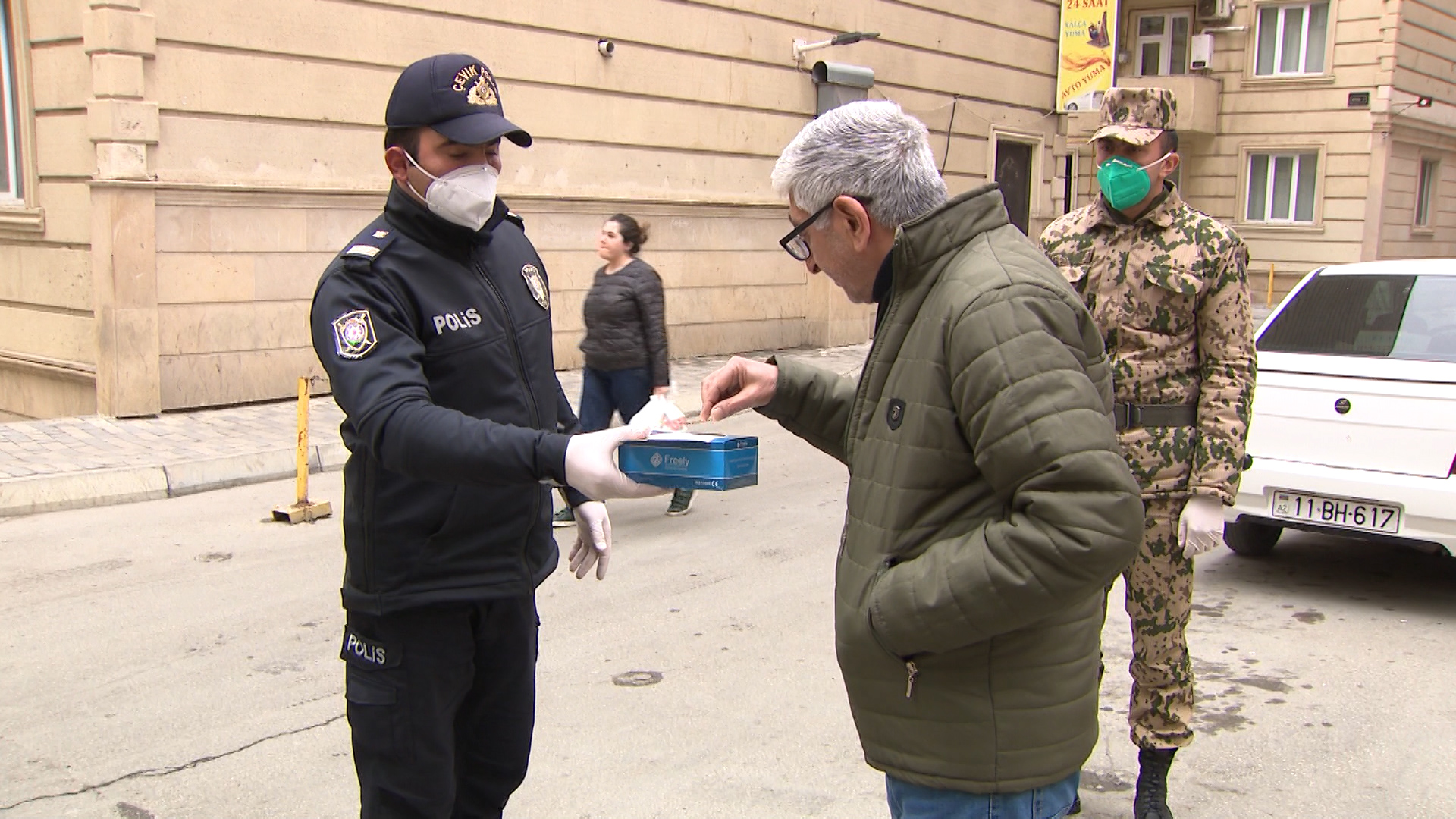 Polis həm cəzalandırdı, həm maska payladı - FOTO