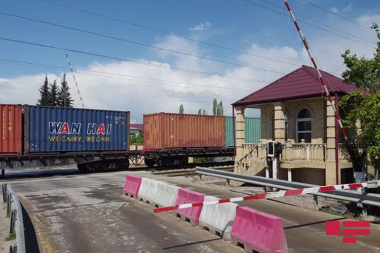 Ucarda yük qatarının teplovozunda nasazlıq yaranıb, avtomobil yolu bağlanıb - FOTO