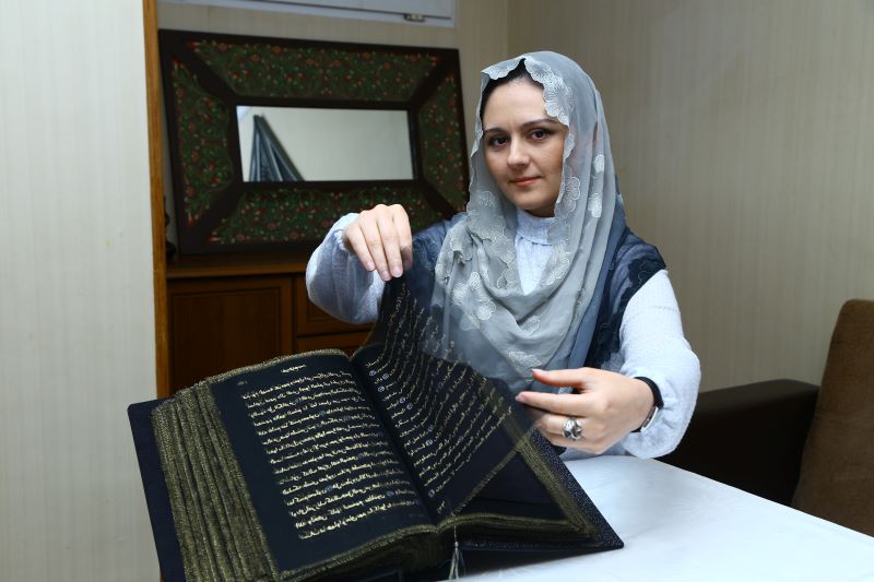BMU müəllimi Quranı ipək üzərində yazdı - Fotolar+Video