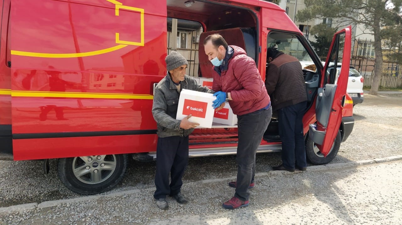 Bakcell Binədə yaşayan aztəminatlı ailələrə ərzaq yardımı edib - FOTO+VİDEO  