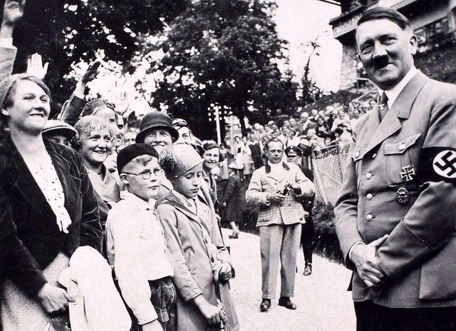 Adolf Hitler: Çəkməçi oğlu, uğursuz rəssam, şokolad “xəstəsi”