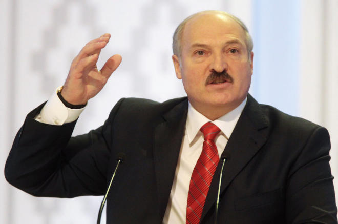 Parad keçirmək axmaqlıqdır - Lukaşenkoya cavab