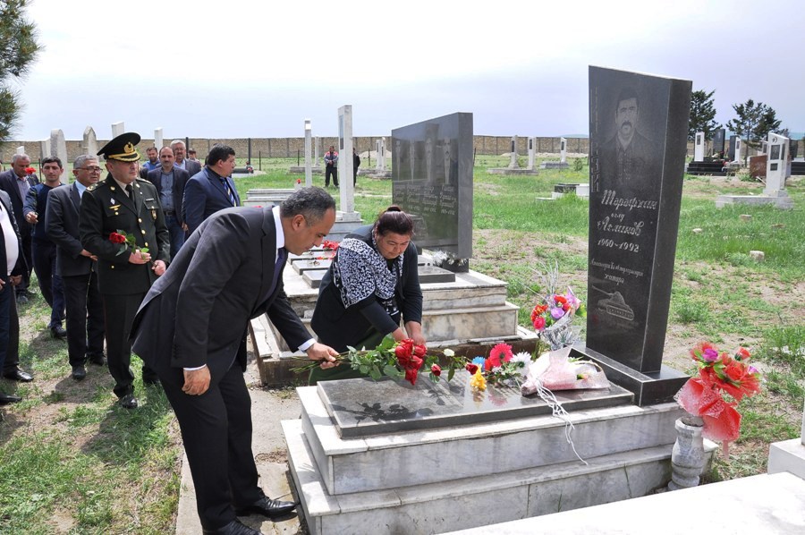 İcra başçsıs Milli Qəhrəmanın məzarını ziyarət etdi - FOTO