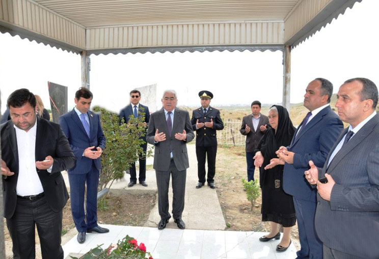 İcra başçısı və deputat Milli Qəhrəmanın anım mərasimində - FOTOLAR