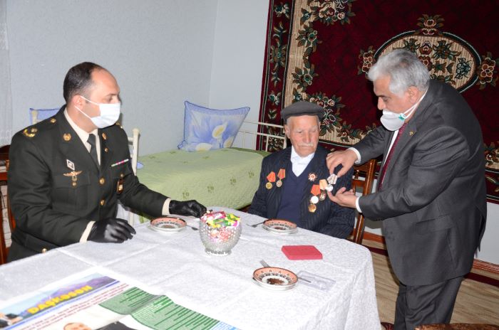 Əhəd Abıyev müharibə veteranının evində olub - FOTO