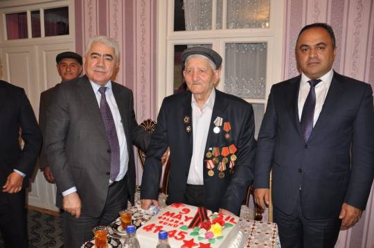 Deputat İkinci Dünya müharibəsi veteranını ziyarət etdi - FOTO