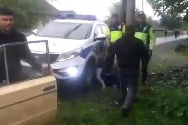Yol polisi ilə sakinlər arasında əlbəyaxa dava düşdü - Həbs edilən var