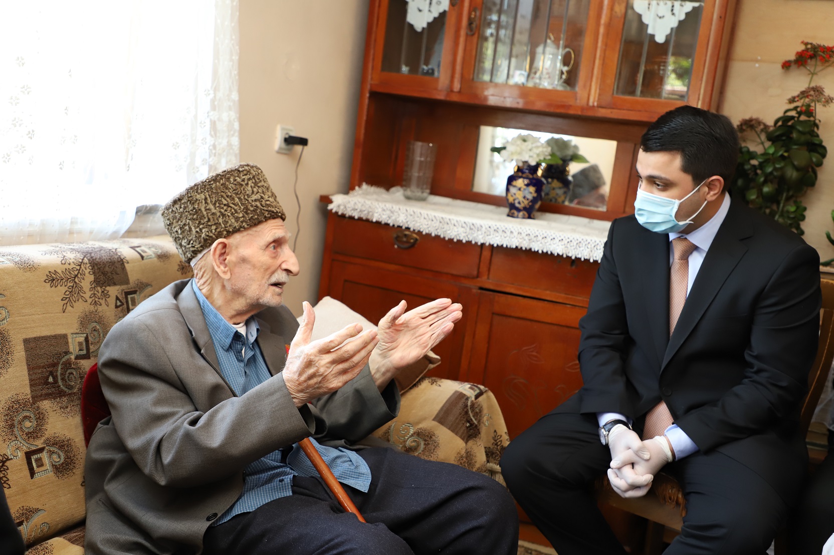 Mirhəsən Seyidov Böyük Vətən müharibəsi iştirakçılarını evlərində ziyarət etdi - FOTO