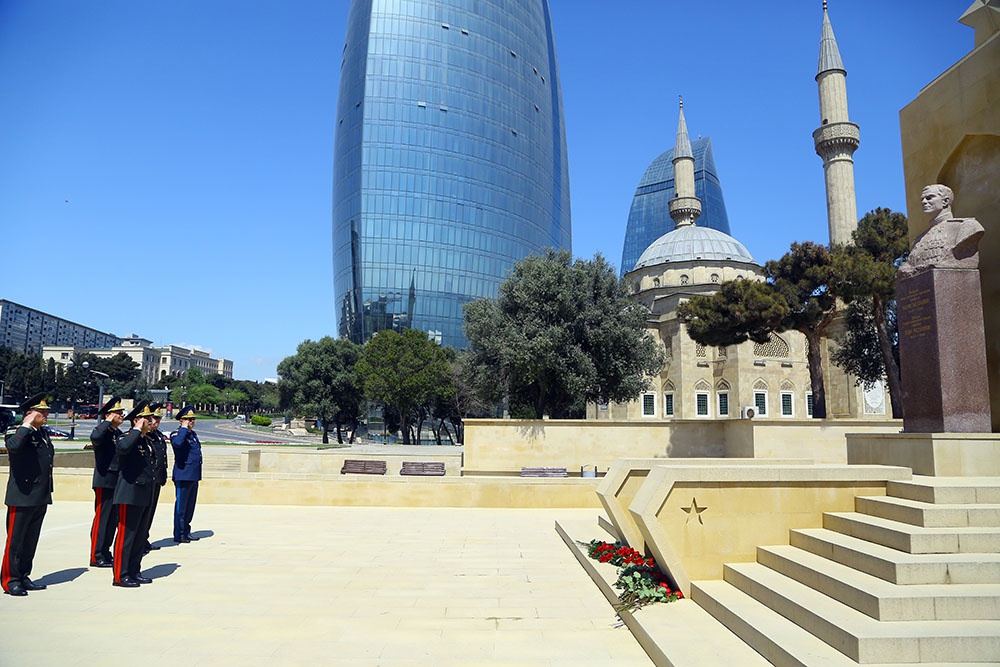 Zakir Həsənov və müavinləri Həzi Aslanovun abidəsini ziyarət ediblər - FOTO