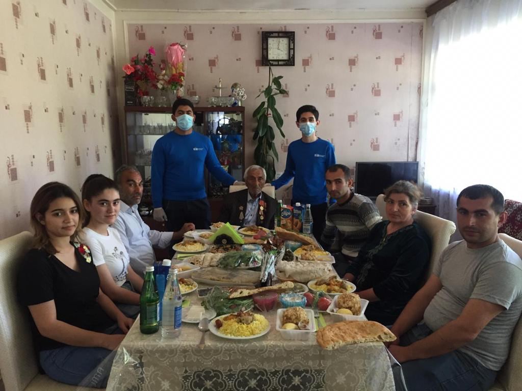 Heydər Əliyev Fondu veteranları evlərində təbrik etdi - FOTO
