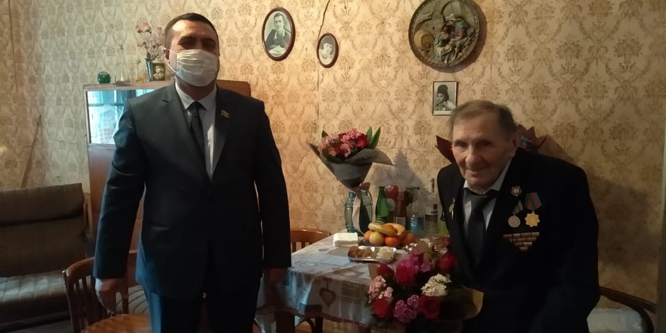 Deputat Müşfiq Məmmədli Sumqayıtdakı veteranı evində ziyarət etdi - FOTO