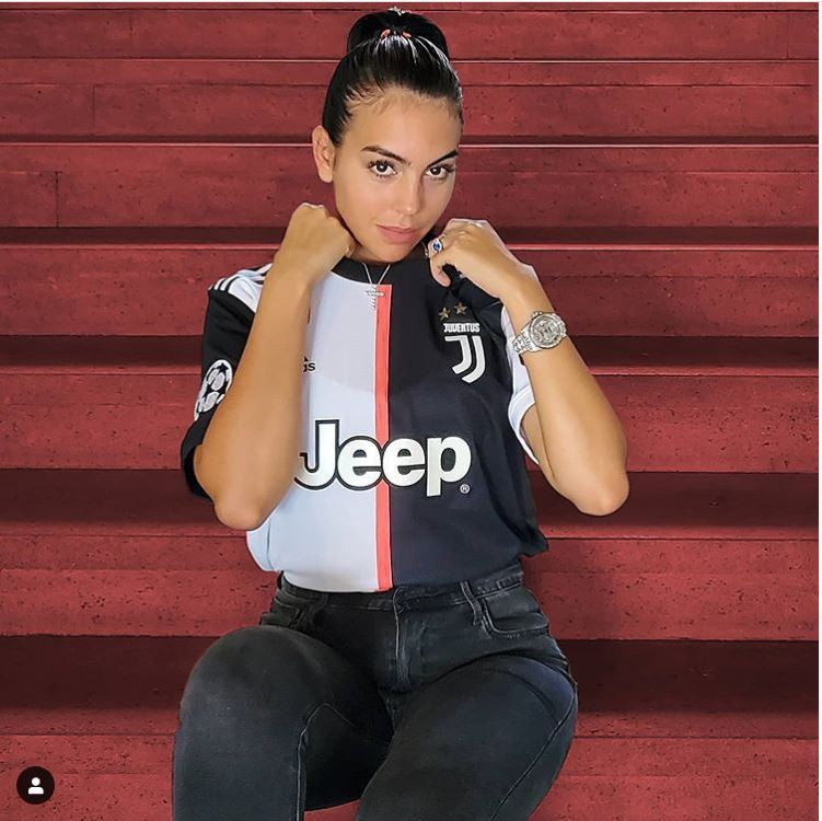 Sevgilisi Ronaldunun futbolkasını hərraca çıxardı - FOTO