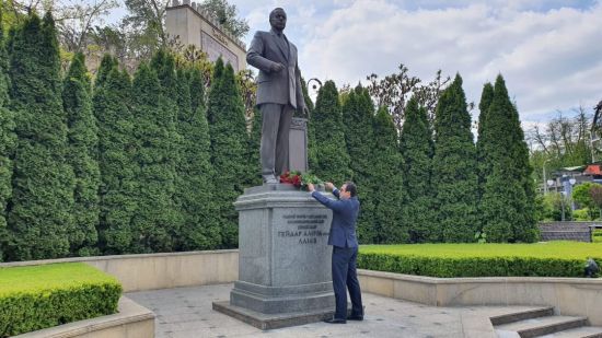 Diasporumuz Kiyevdə Heydər Əliyevin abidəsini ziyarət edib - FOTOLAR