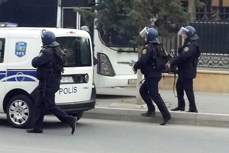 Polis Yevlaxda əməliyyat keçirdi- saxlanılanlar var