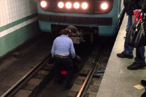 Bakı metrosunda olay - Qadın özünü qatarın altına atmaq istədi
