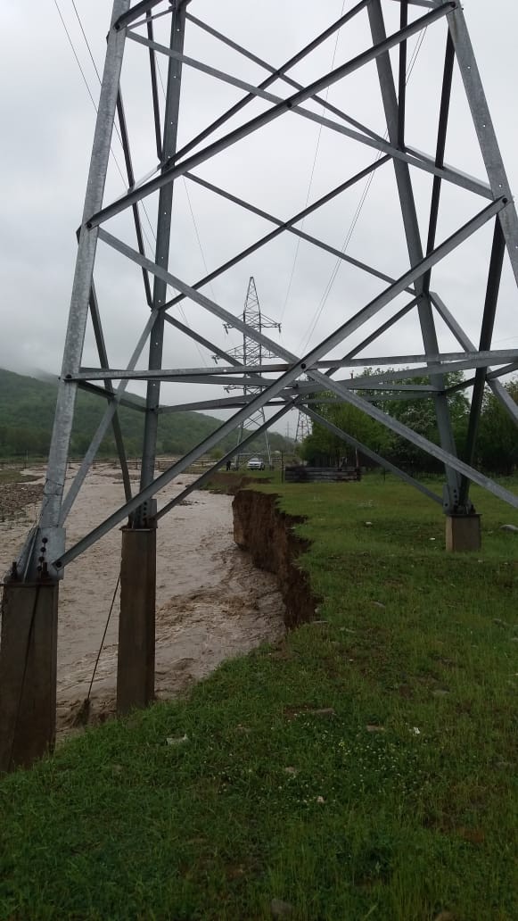 Sel suları 35 kV-luq hava xətti üçün təhlükə yaradıb - FOTOLAR