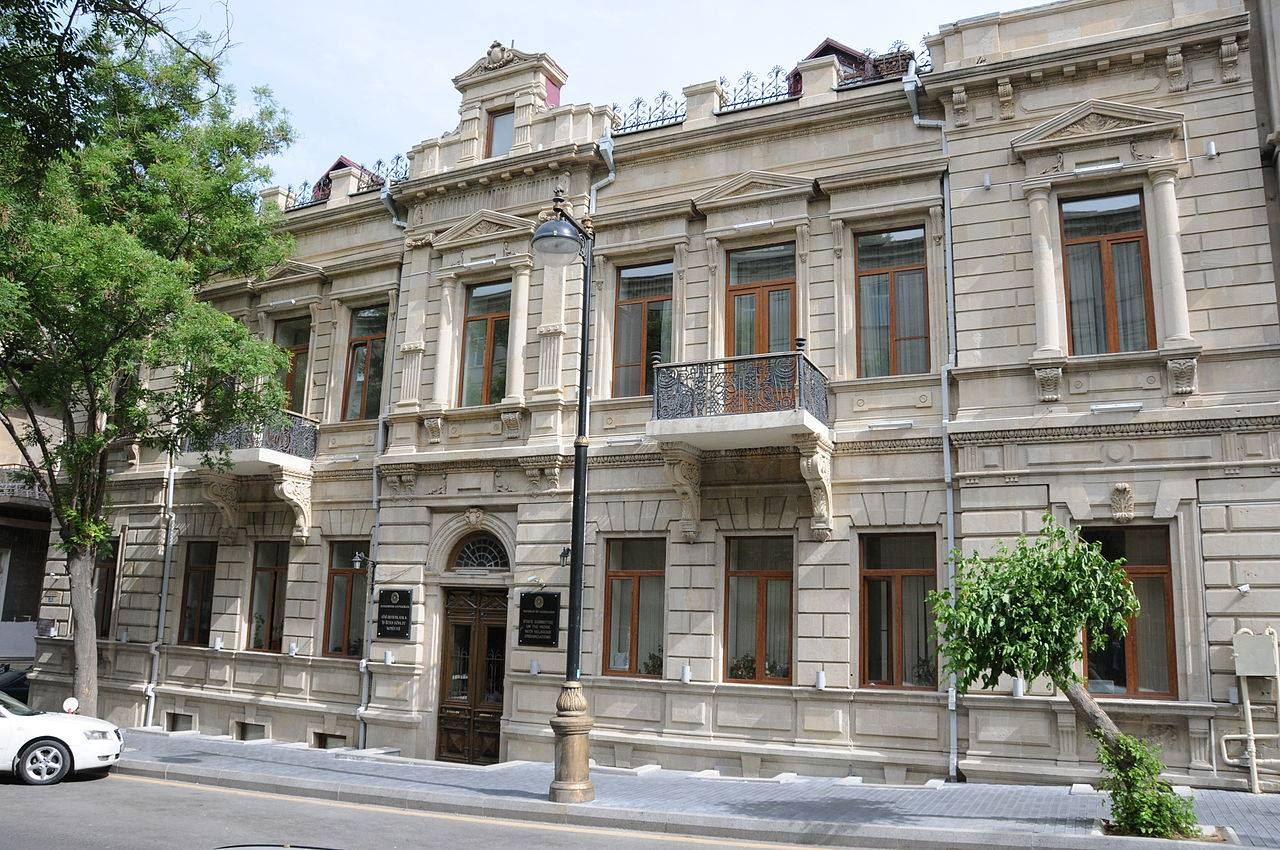 Yeni rektor kollektivə təqdim olundu