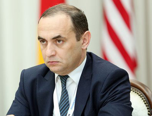 Deputat özünə köməkçi götürdü 