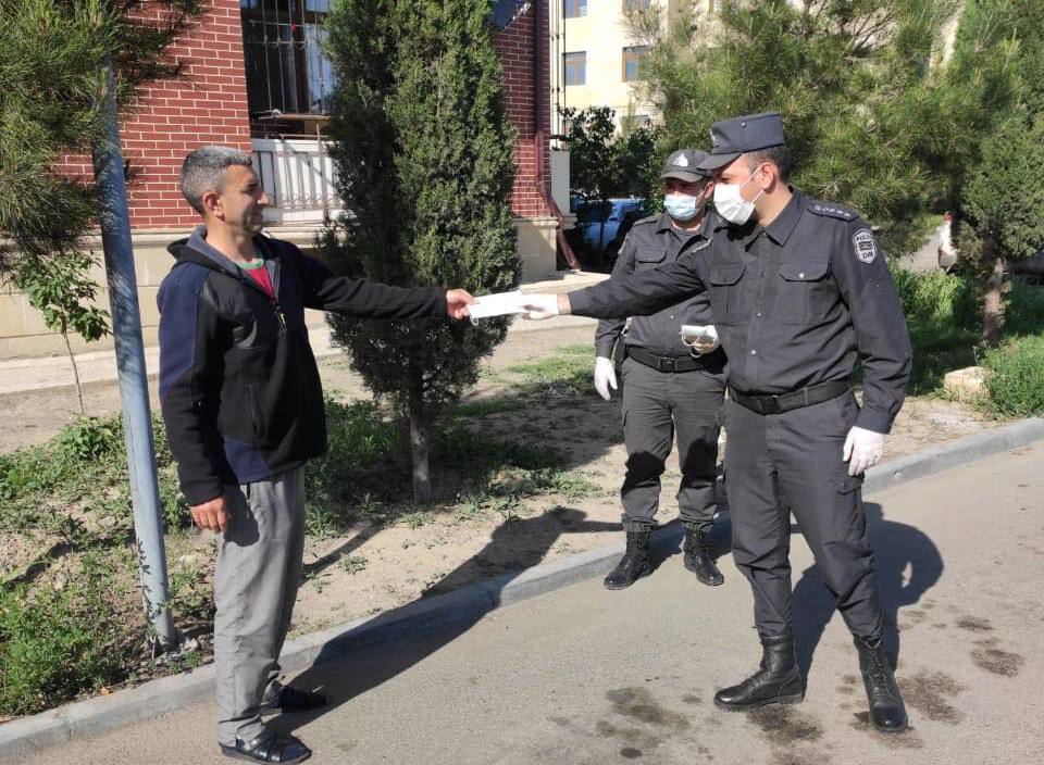 Kəlbəcər polisi vətəndaşlara maska payladı