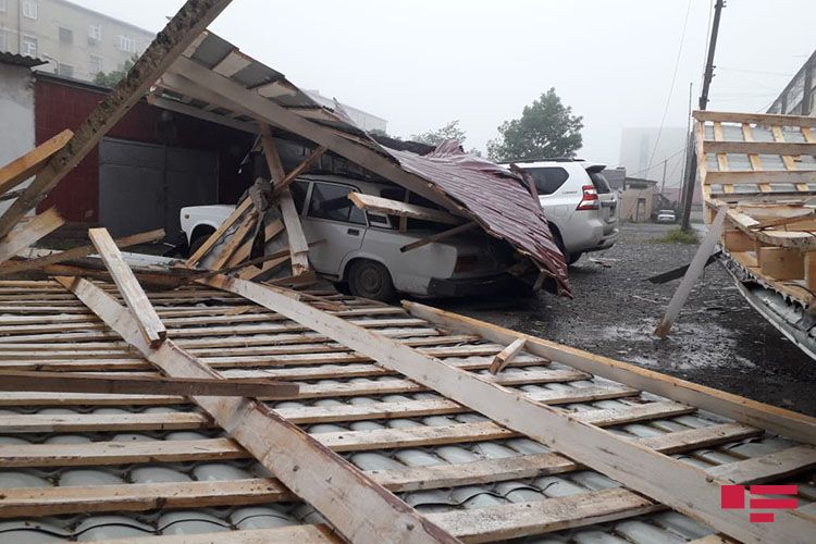 Qubada külək beşmərtəbəli binanın damını uçurub, 5 maşına ziyan dəyib - FOTO  