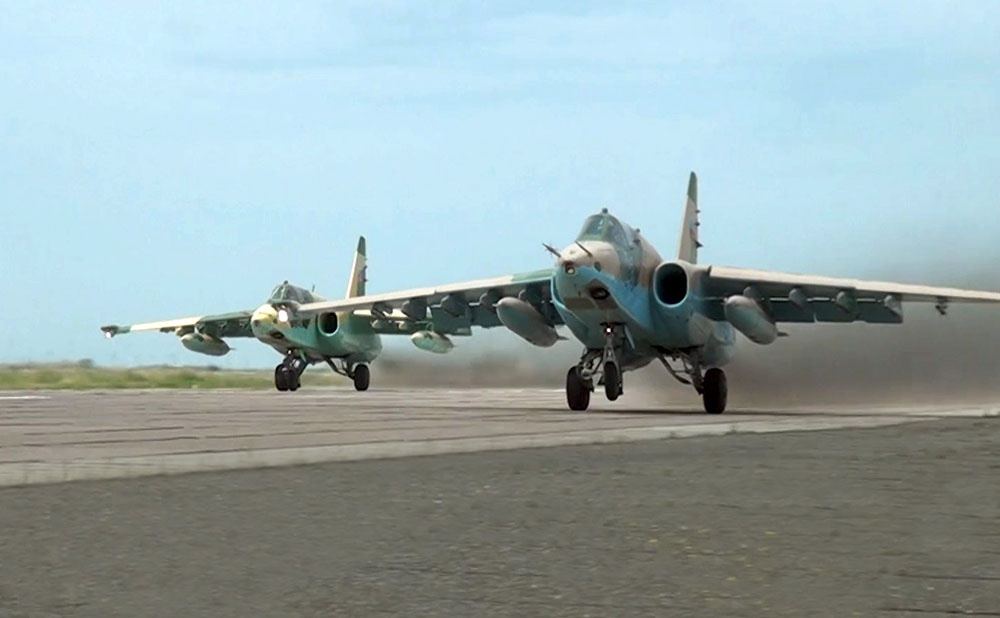 Təlimlərdə döyüş aviasiya vasitələrinin yerdəyişməsi həyata keçirilir - VİDEO