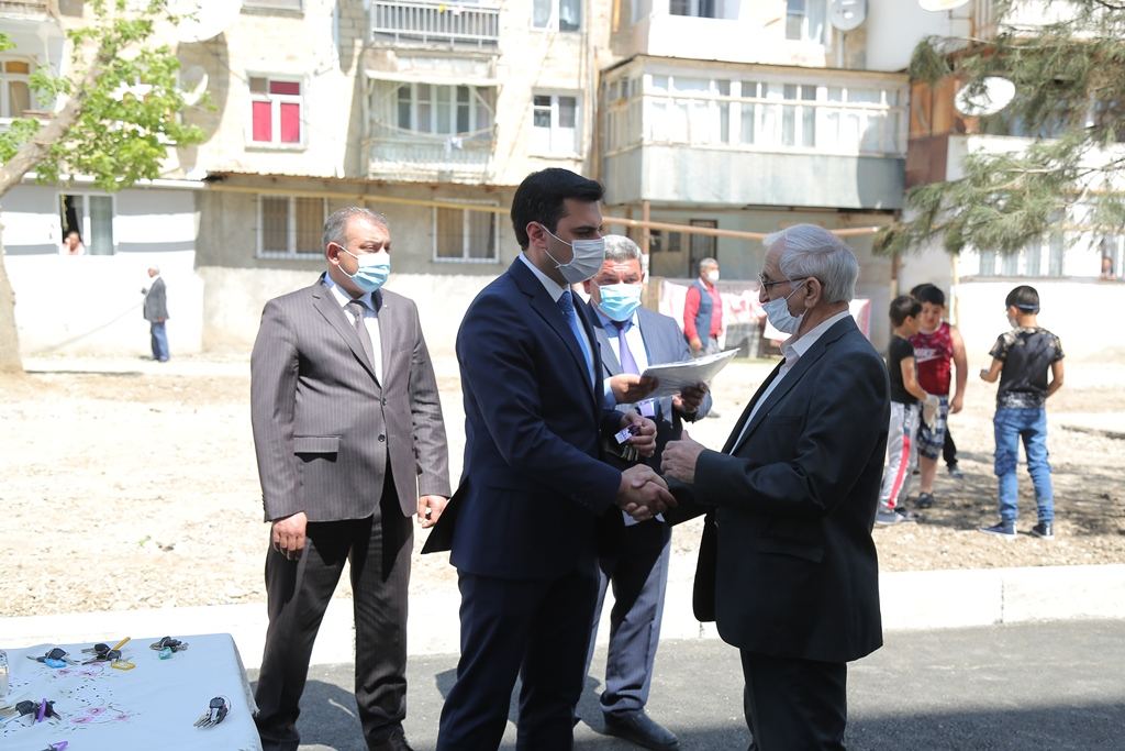 Gəncədə partlayış nəticəsində evsiz qalmış sakinlərə yeni mənzillər verildi - FOTO