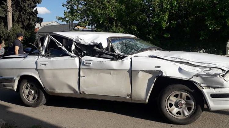 Minik maşını yük avtomobilinə çırpıldı