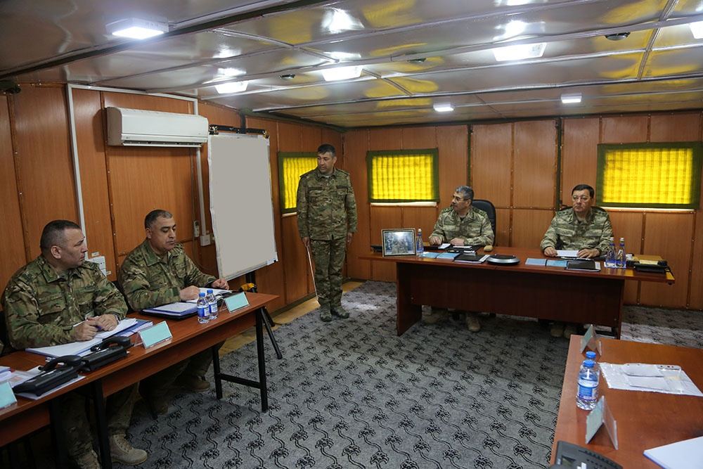 Nazir düşmənlə üzbəüz mövqeləri müşahidə etdi, tapşırıqlar verdi - FOTO+VİDEO