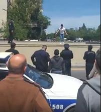 Bakıda qadın intihar etmək üçün körpüyə çıxıb - VİDEO