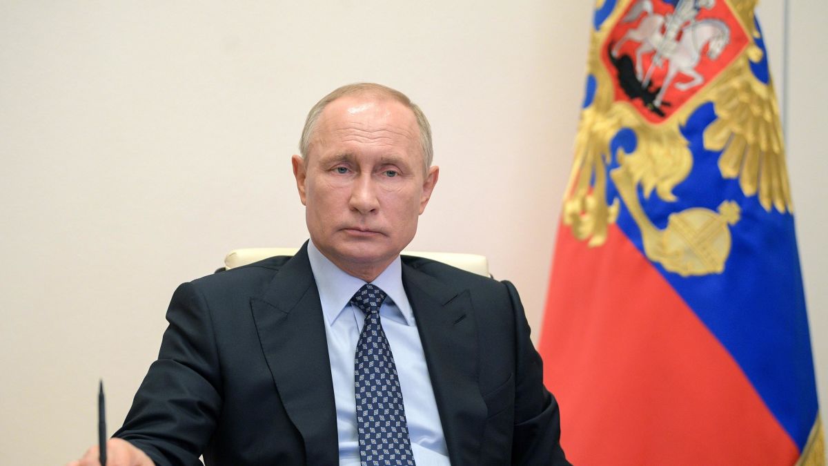 Putin Çingiz Abdullayevi təltif etdi