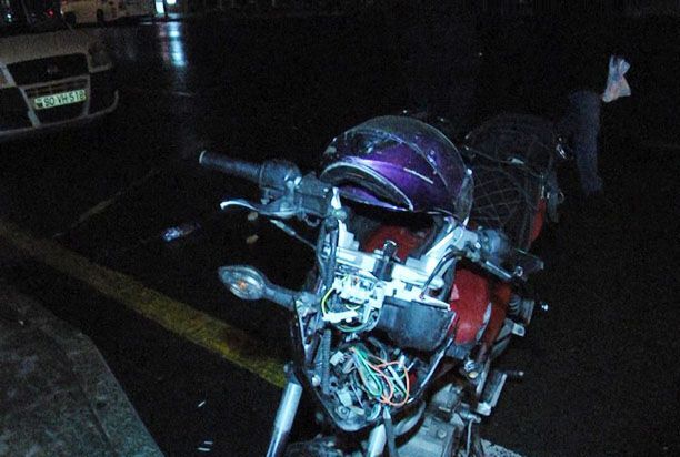 Bakıda motosiklet avtomobilə çırpıldı: 1 ölü