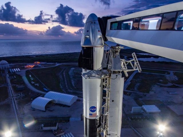 İlin kosmik hadisəsi: “SpaceX” ilk dəfə fəzaya insan göndərdi - VİDEO