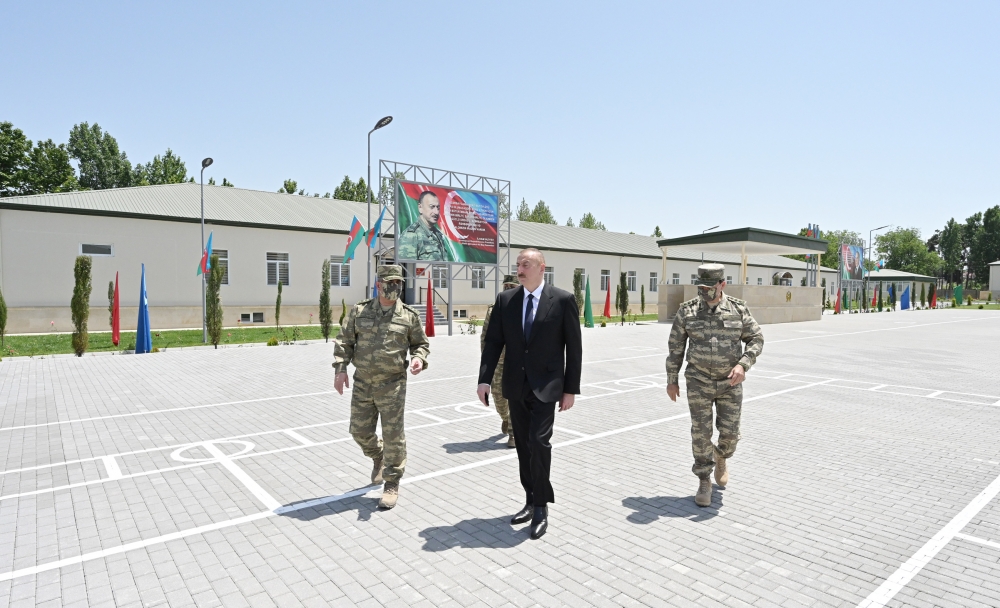 Prezident ön xəttdəki hərbi hissəyə getdi