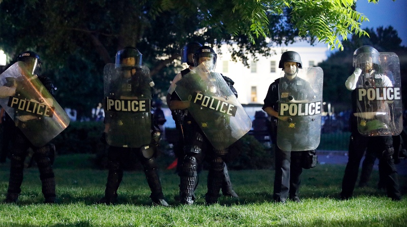 ABŞ-da etirazlar nəzarətdən çıxdı: polis rəisi öldürüldü
