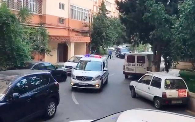 Bakı polisi küçələrdə çağırış edir - VİDEO