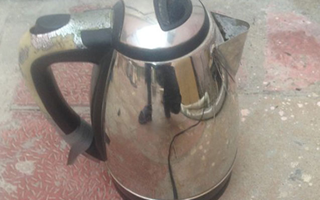 Çay süzmək istəyən qadını “tok” vurub öldürdü