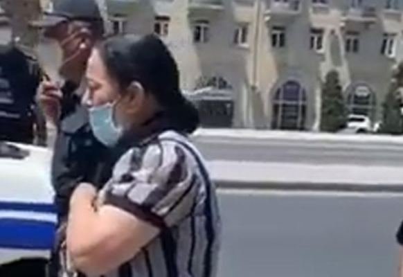 Polisin Bakıda bacısının dəfninə getmək istəyən qadına qarşı hərəkəti - VİDEO
