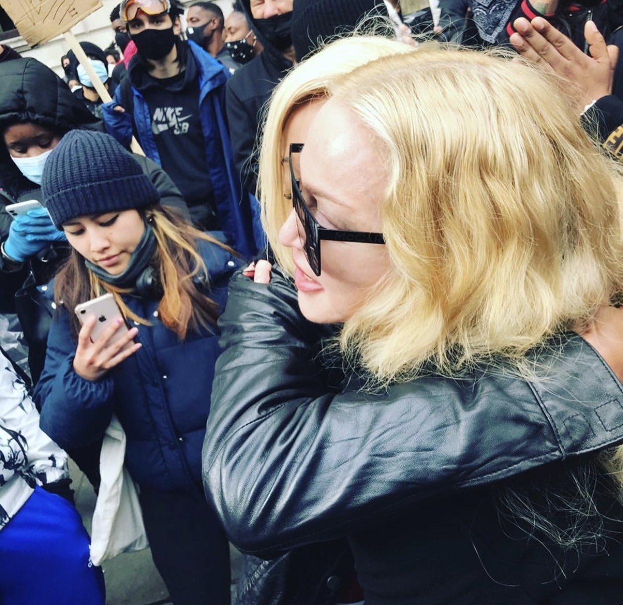 Madonna etirazlara qoltuqağacında qoşuldu - FOTO