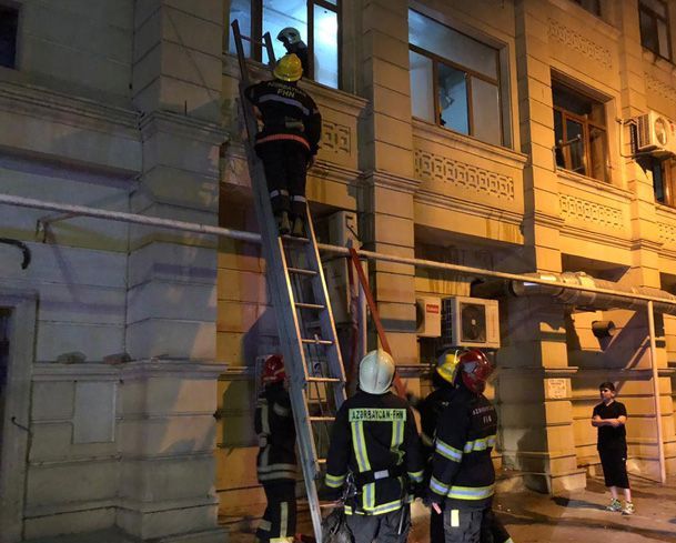 Bakıda doqquzmərtəbəli yaşayış binasında yanğın 