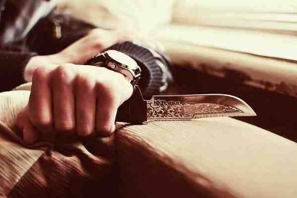 Qonaqlar ev sahibini bıçaqlayıb pulunu aldılar