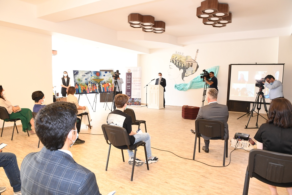 Səfirlərin ailə üzvləri köçkünlər qəsəbəsində - FOTO