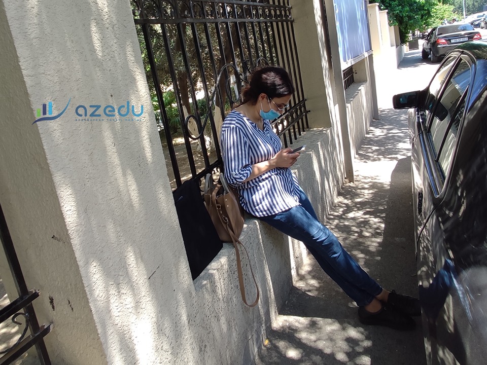 Koronavirus  dövrünün buraxılış imtahanları - Danışan “maskalı” FOTOLAR