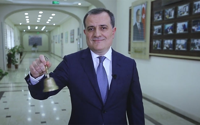 Ceyhun Bayramov oxuduğu məktəbdən məzunları TƏBRİK ETDİ