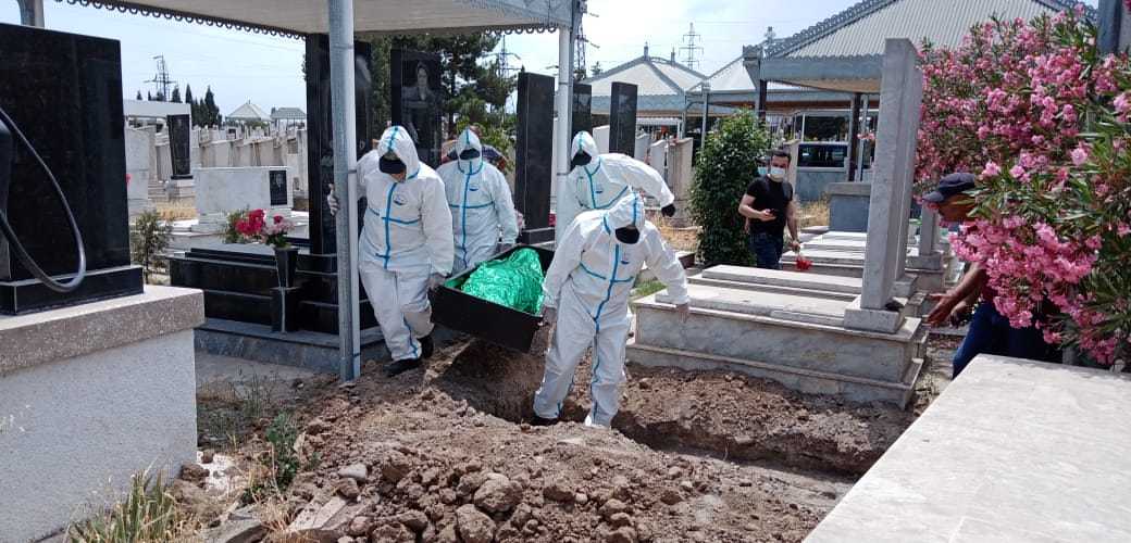 Gəncədə polis koronavirusdan ölən şəxsi dəfn etdi - Foto