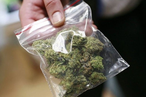 Narkotiklə saxlanıldı, oğurluğun üstü açıldı