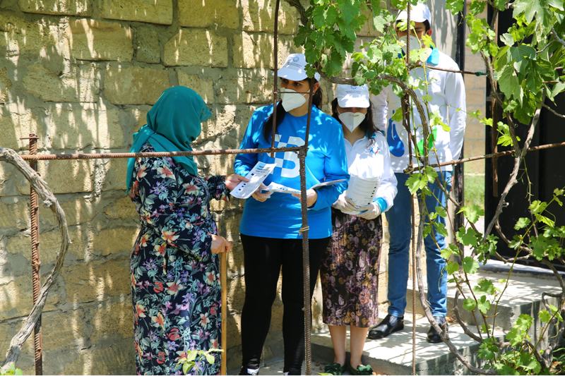 Binəqədi gəncləri xüsusi qayğıya ehtiyacı olan ailənin bağında işlədilər - FOTO