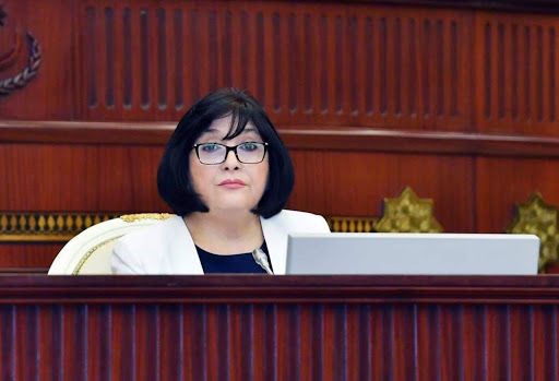 Spikerdən tibb işçilərinə TƏBRİK